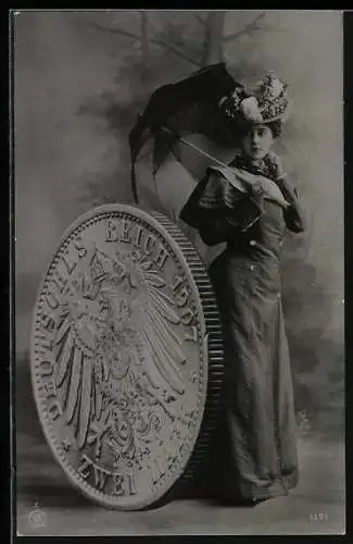 AK Dame mit Schirm und Zwei-Mark-Stück, Fotomontage
