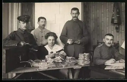 Foto-AK Soldaten in der Regimentskasse mit Geld