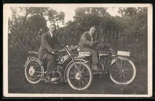 Foto-AK Motorräder BMW R 32 in einem Garten
