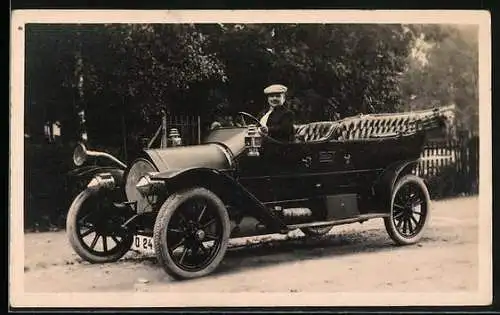 Foto-AK Mann am Steuer eines Autos