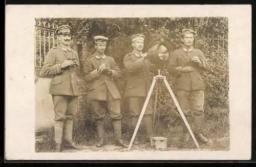 Foto-AK Soldaten eines Signaltrupp mit Scheinwerfer
