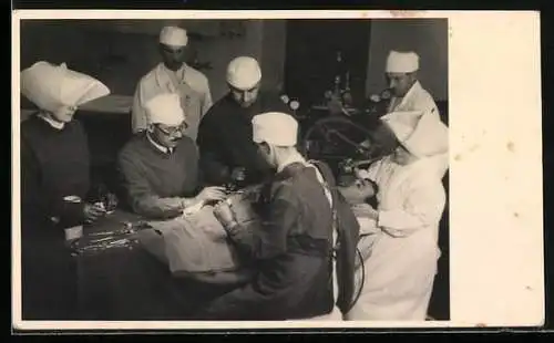 Foto-AK Ärzte bei einer Operation