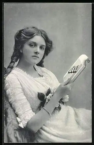 AK Frau mit geflochtenen Haaren und Flasche Odol