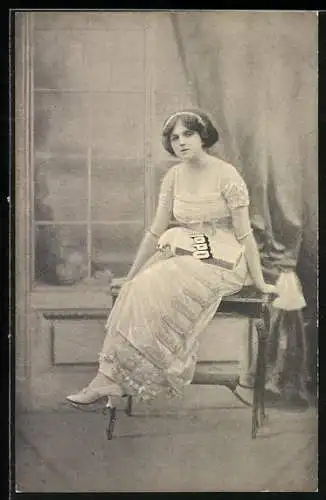 AK Frau in hellem Kleid sitzt mit einer Flasche Odol auf einem Tisch