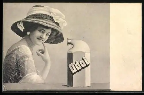 AK Lächelnde Frau mit Hut sitzt neben einer Flasche Odol, Reklame The Odol Chemical Works London-Paris