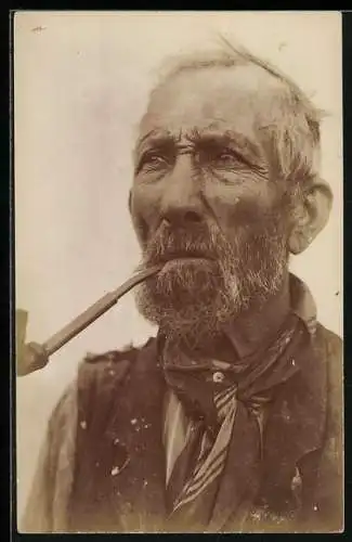 Foto-AK Prof. A. Caggiano: Neapel, Älterer Mann mit Pfeife