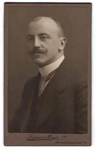 Fotografie Lorenz Meyer, München, Schellingstr. 74, Porträt eines Mannes mit Schnurrbart