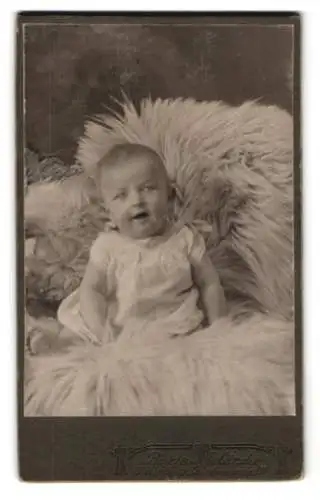 Fotografie Boris Nieländer, München, Lindwurmstrasse 111, Kleinkind auf Fell