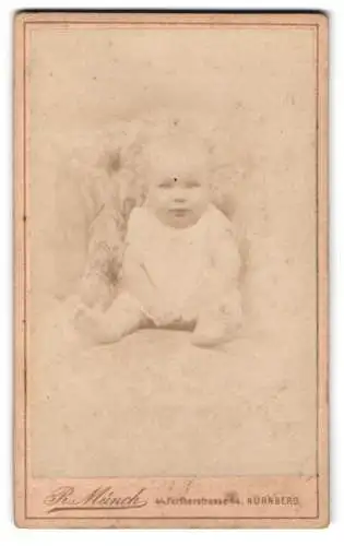 Fotografie R. Münch, Nürnberg, Fürtherstrasse 44, Kleinkind auf gepolstertem Stuhl