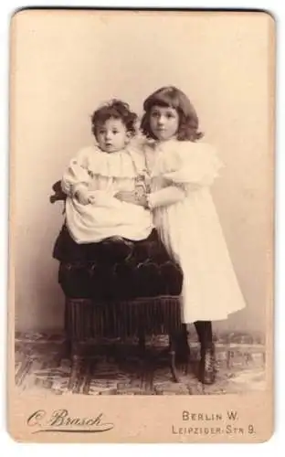 Fotografie C. Brasch, Berlin, Leipziger-Str. 9, Zwei Kinder in weisser Kleidung