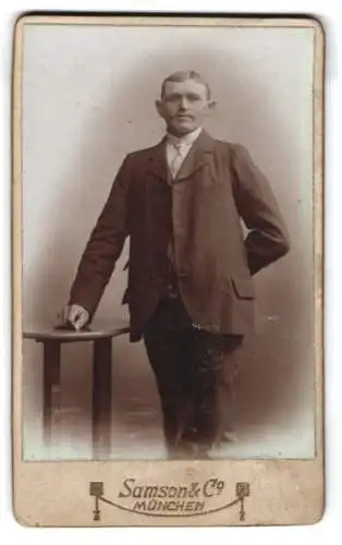 Fotografie Samson & Co., München, Neuhauserstr. 7, Porträt eines eleganten Mannes
