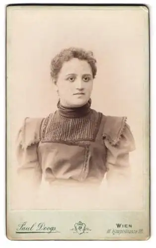 Fotografie Paul Doogs, Wien, Hauptstrasse 18, Porträt einer Frau in dunklem Kleid