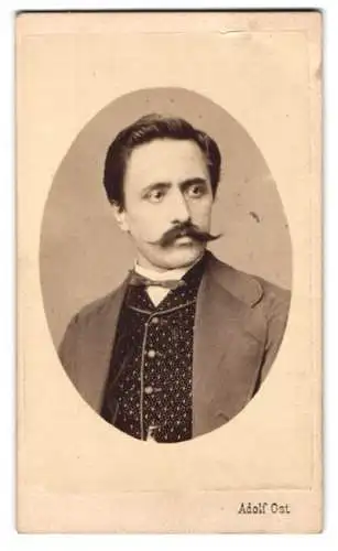 Fotografie Adolf Ost, Stadt, Strauchgasse 1, Porträt eines eleganten Herrn