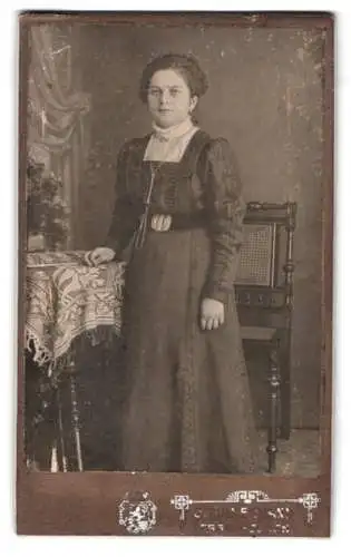 Fotografie J. Zimmermann, Eggenfelden, Ottingerstrasse 4, Frau in elegantem Kleid