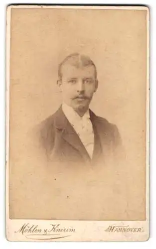 Fotografie Mühlen & Knirim, Hannover, Georgsplatz, Porträt eines jungen Mannes