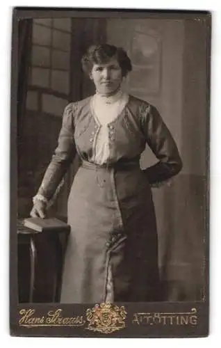 Fotografie Hans Strauss, Altötting, Stehende Frau in elegantem Kleid