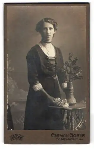 Fotografie German Gober, Simbach, Elegante Dame mit Blumenvase