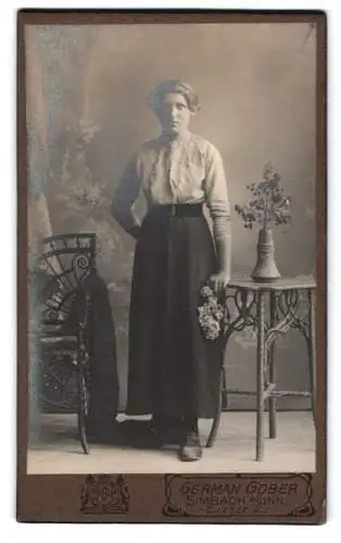 Fotografie German Gober, Simbach, Dultstrasse 2, Frau mit Blumenstrauss