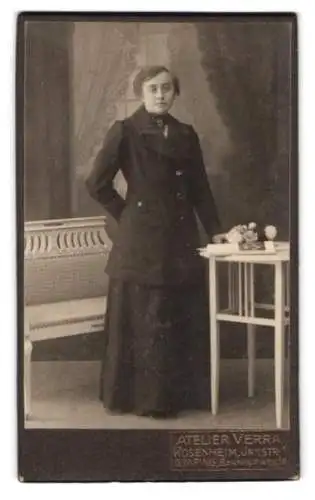 Fotografie Atelier Verra, Rosenheim, Innstrasse 1, Elegante Dame im dunklen Mantel