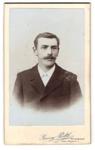 Fotografie Georg Pöltl, Miesbach /Oberbayern, Porträt eines Mannes mit Schnurrbart