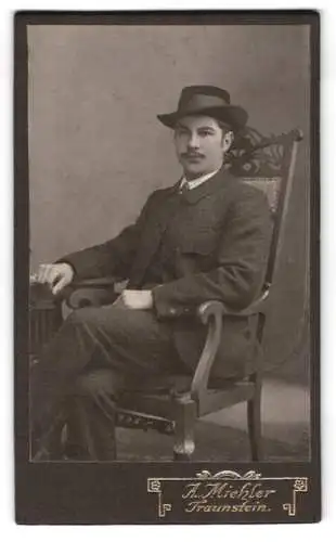 Fotografie A. Miehler, Traunstein, Königsstrasse, Eleganter Herr auf einem Stuhl