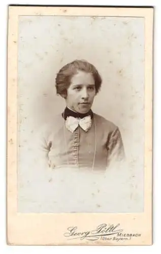 Fotografie Georg Pöltl, Miesbach /Oberbayern, Porträt einer Dame mit Schleife