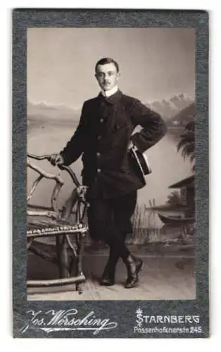 Fotografie Jos. Wörsching, Starnberg, Possenhofenerstr. 245, Eleganter Herr mit Stuhl