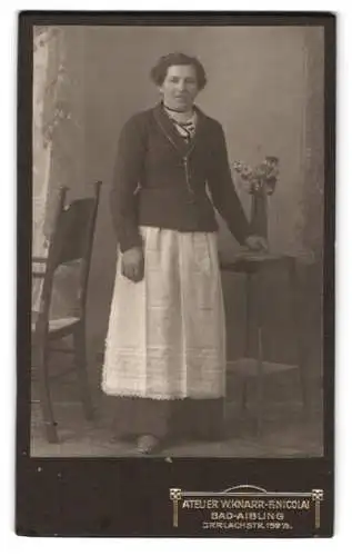 Fotografie W. Knarr- F. Nicolai, Bad Aibling, Orrlacherstrasse 159, Stehende Frau am Tisch