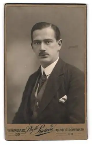 Fotografie Photo Richard, Wien, Hütteldorferstrasse 211, Porträt eines eleganten Herrn