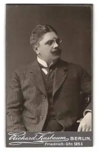 Fotografie Richard Kasbaum, Berlin, Friedrich-Str. 125, Portrait eines Herrn mit Brille
