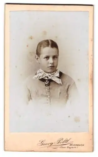 Fotografie Georg Pöltl, Miesbach /Oberbayern, Porträt eines jungen Mädchens mit Schleife