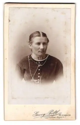Fotografie Georg Pöltl, Miesbach /Oberbayern, Porträt einer Frau in dunklem Kleid