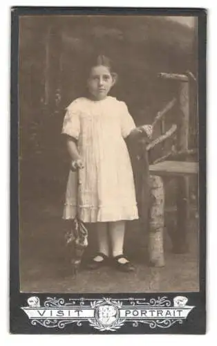 Fotografie Ant. Strasser, Gmund, Porträt eines Kindes mit Schirm