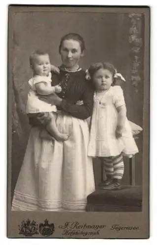 Fotografie J. Reitmayer, Tegernsee, Hauptstrasse 13, Mutter mit zwei Kindern