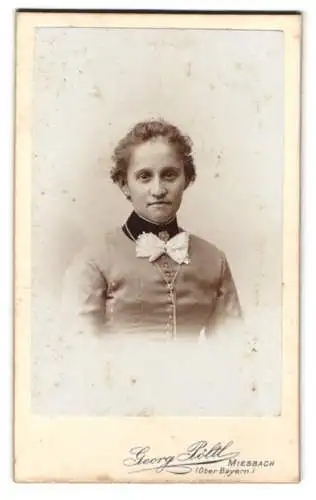 Fotografie Georg Pöltl, Miesbach /Oberbayern, Porträt einer Frau mit Schleife