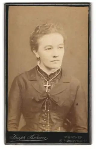 Fotografie Joseph Bscherer, München, Blumenstrasse 27, Portrait einer jungen Frau
