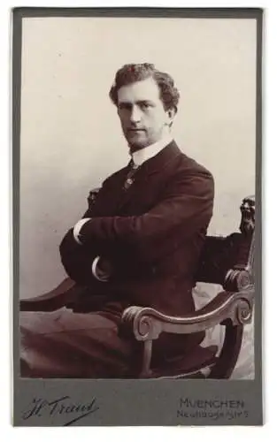 Fotografie H. Traut, München, Neuhauserstrasse 9, Porträt eines eleganten Herrn