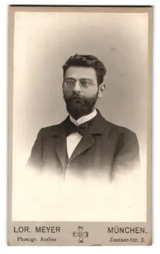 Fotografie Lor. Meyer, München, Zentner-Str. 2, Porträt eines Herren mit Brille