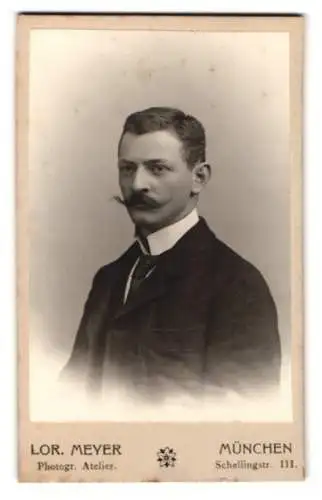 Fotografie Lor. Meyer, München, Schellingstr. 111, Porträt eines eleganten Herren
