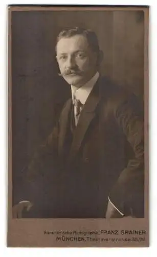 Fotografie Franz Grainer, München, Theatinerstrasse 38/39, Porträt eines Herrn mit Anzug