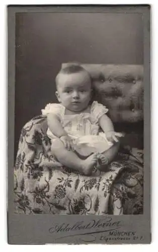 Fotografie Adalbert Werner, München, Elisenstrasse 7, Porträt eines Kleinkindes