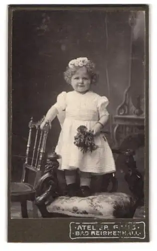 Fotografie Atelier Gaus, Bad Reichenhall, Kleines Kind in weissem Kleid mit Blumenstrauss