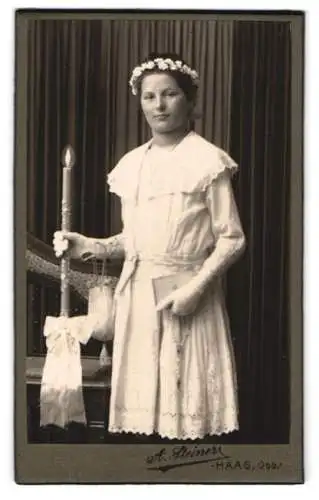 Fotografie A. Steiner, Haas /Obb., Mädchen mit Kerze und Buch