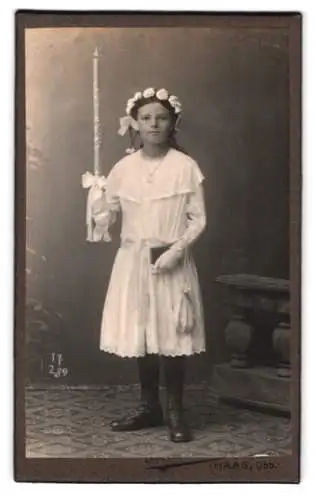 Fotografie A. Steiner, Haag, Portrait eines Mädchens mit Kerze und Blumenkranz