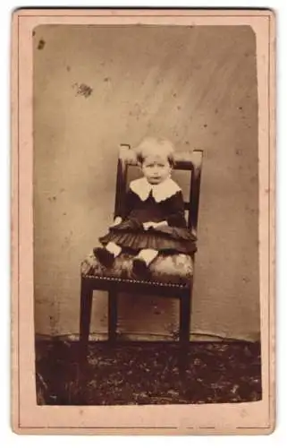 Fotografie Georg Hummel, Burglengenfeld, Kind auf Stuhl