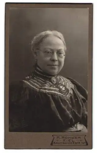 Fotografie A. Rohwer, Kiel, Brunswikerstr. 15a, Porträt einer älteren Dame