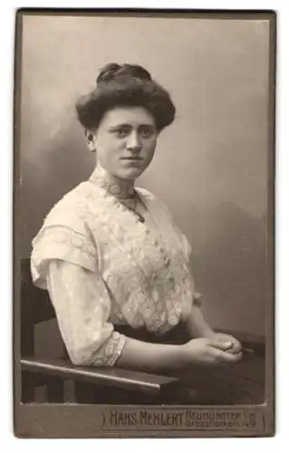 Fotografie Hans Mehlert, Neumünster, Grossflecken 49, Porträt einer Frau in eleganter Kleidung