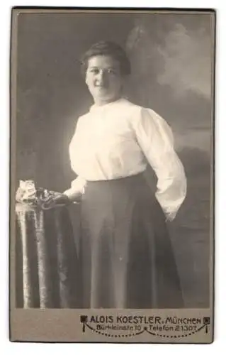 Fotografie Alois Koestler, München, Bürkleinstr 10, Frau im eleganten Rock mit Tisch