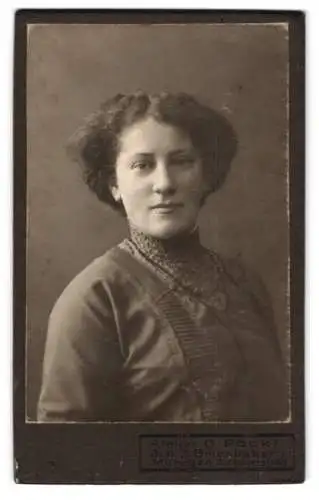 Fotografie O. Pöckl, München, Dachauerstrasse 6, Porträt einer Frau