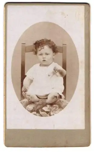 Fotografie Johann Hiebl, München-Bogenhausen, Kleinkind auf Stuhl
